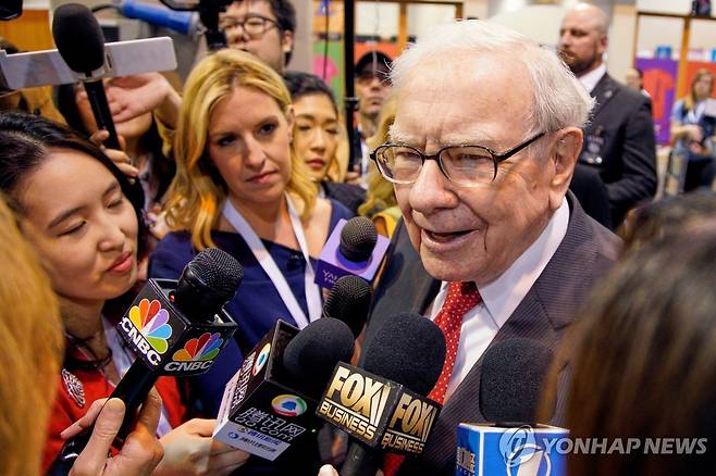 2019년 기자들을 만나는 워런 버핏 [AP 사진]