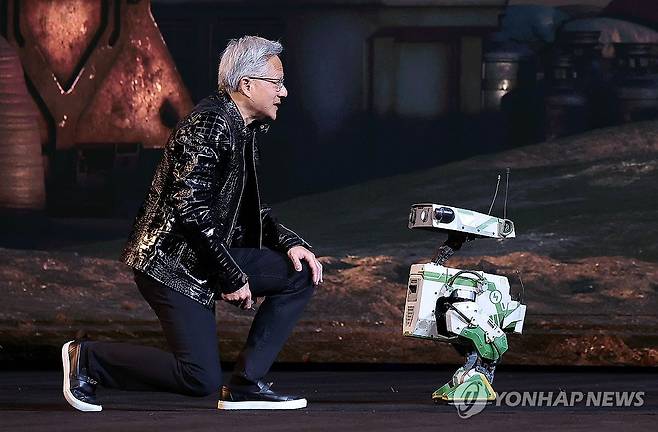 로봇과 함께 기조연설하는 젠슨 황