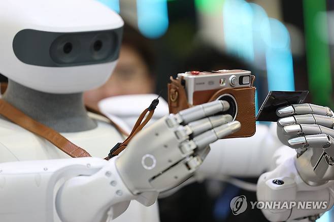 폴라로이드를 든 '샤르파'의 로봇