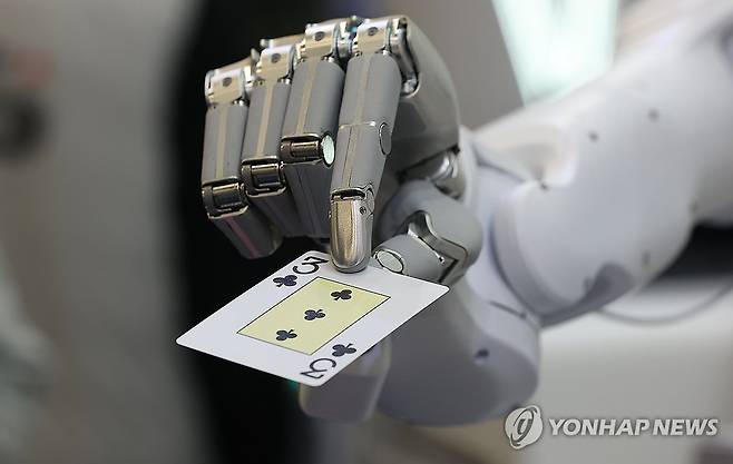 얇은 카드도 정밀하게