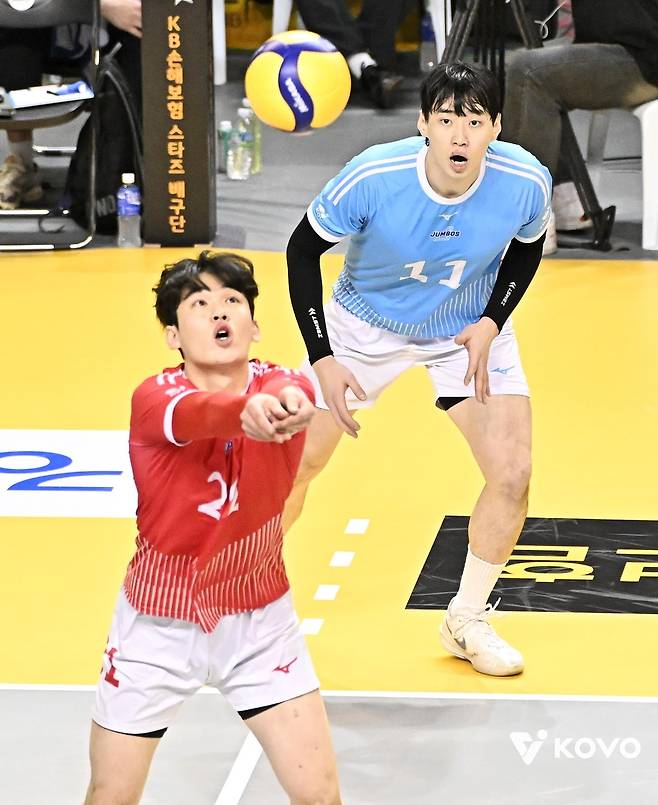 리시브하는 대한항공의 리베로 강승일(앞) [한국배구연맹 제공. 재판매 및 DB 금지]