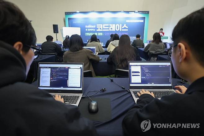지난해 11월 서울 중구 동대문디자인플라자(DDP)에서 열린 코딩테스트 대회. [연합뉴스 자료사진]