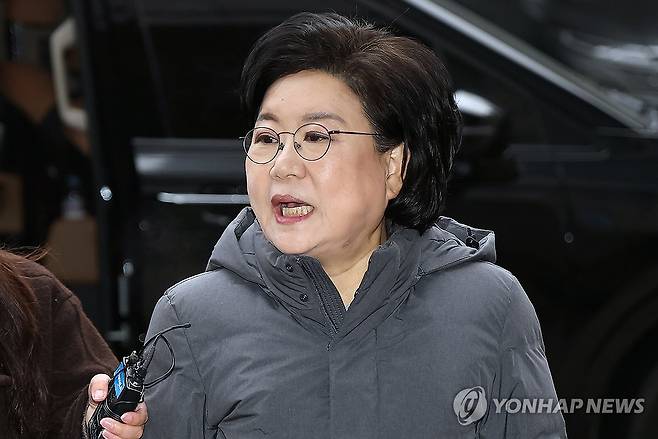 취재진 질문에 답하는 이혜훈 후보자 (서울=연합뉴스) 김성민 기자 = 이혜훈 기획예산처 장관 후보자가 16일 서울 중구 예금보험공사에 마련된 인사청문회 준비 사무실로 출근하며 취재진 질문에 답하고 있다. 2026.1.16 ksm7976@yna.co.kr