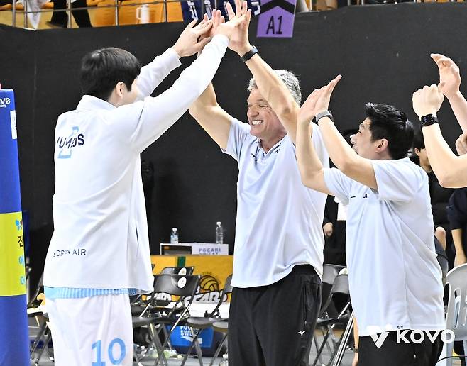 헤난 감독과 하이파이브 하는 대한항공의 정지석(왼쪽) [한국배구연맹 제공. 재판매 및 DB 금지]