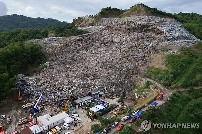 필리핀 세부의 쓰레기더미 붕괴 현장 [AP 연합뉴스 자료사진. 재판매 및 DB 금지]
