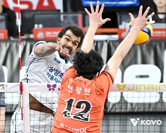 공격하는 삼성화재의 미힐 아히(왼쪽) [한국배구연맹 제공. 재판매 및 DB 금지]
