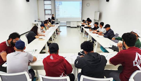 포천상공회의소는 외국인근로자 한글교실을 열어 지역 산업현장에서 일하는 외국인 근로자들에게 한국어 교육뿐 아니라 비자 변경 지원도 제공하고 있다. /포천상공회의소 제공