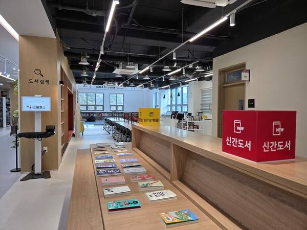 새롭게 단장한 용인 신갈중학교 도서관. /신갈중 제공