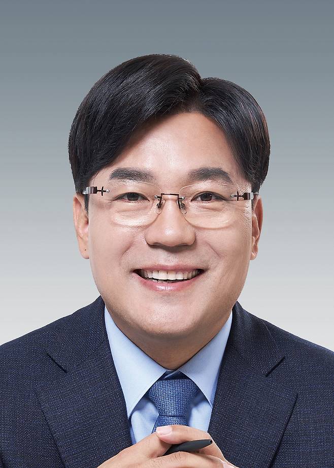 ▲&nbsp;극저신용대출사업 관리위원회 위원장인 최만식 도의원(더불어민주당·성남2). /사진제공=경기도의회