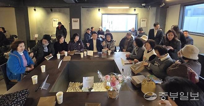 김동근 의정부시장이 17일 의정부역 인근 카페에서 출판기념회를 열고 시민들과 대화를 나누고 있다. 사진=박홍기 기자