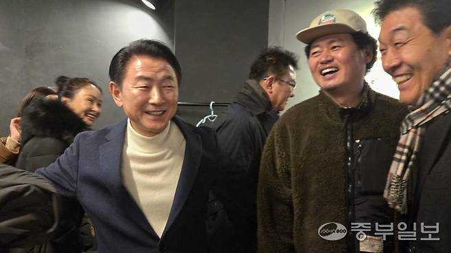 17일 의정부역 인근 카페에서 열린 김동근 의정부시장 출판기념회에 개그맨 윤택이 찾아 인사를 나누고 있다. 사진=박홍기 기자