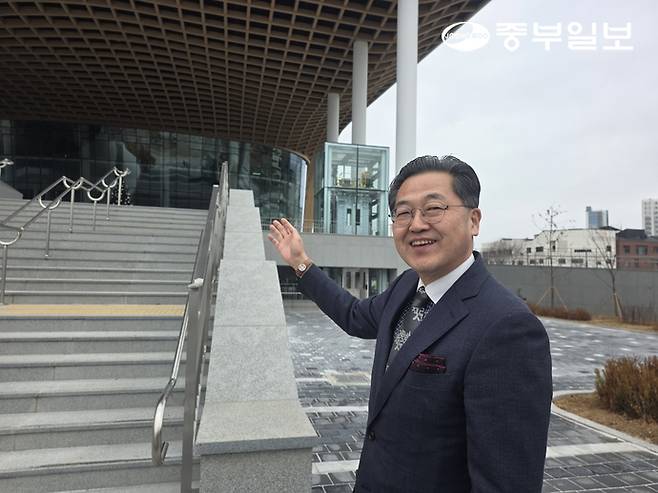 이상균 대표가 올해 평택아트센터에서 진행될 프로그램 등을 설명하고 있다. 이준도기자