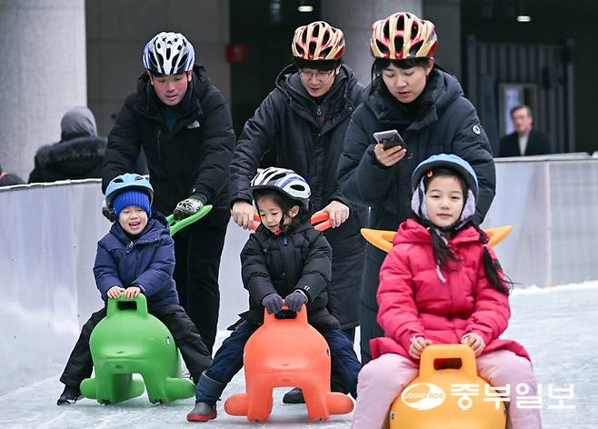 18일 오전 수원시 경기융합타운 내에 위치한 '경기도담뜰 겨울 눈밭 놀이터'를 찾은 시민들이 아이들과 얼음썰매를 타며 즐거워 하고 있다. 임채운기자