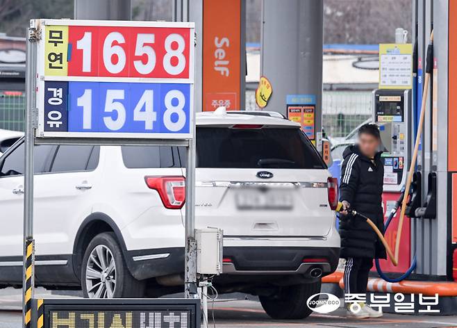 국내 기름값이 6주 연속으로 하락하며 1월 둘째 주 전국 주유소 휘발유 판매가가 리터당 1706.3원을 기록한 가운데 18일 오후 수원시 권선구 한 주유소에 유가 정보가 게시돼 있다. 임채운기자