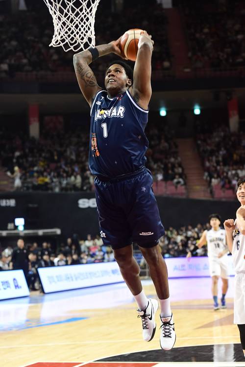 18일 서울 잠실실내체육관에서 열린 2025~2026 LG전자 프로농구 올스타전서 팀 브라운 네이던 나이트(고양 소노)가 덩크슛을 시도하고 있다. 사진=KBL