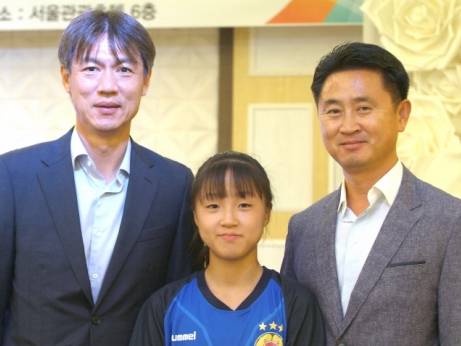 김세연이 예성여중 1학년 때 제천에서 홍명보 국가대표팀 감독, 아버지 김은호 씨와 함께 찍은 사진. 김세연 부모 제공