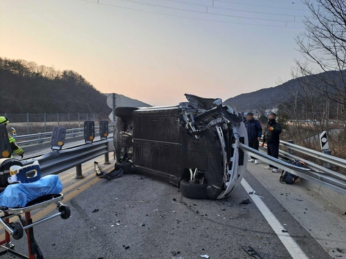◇가드레일 충돌 후 전도된 승용차. 사진=강원특별자치도소방본부 제공.