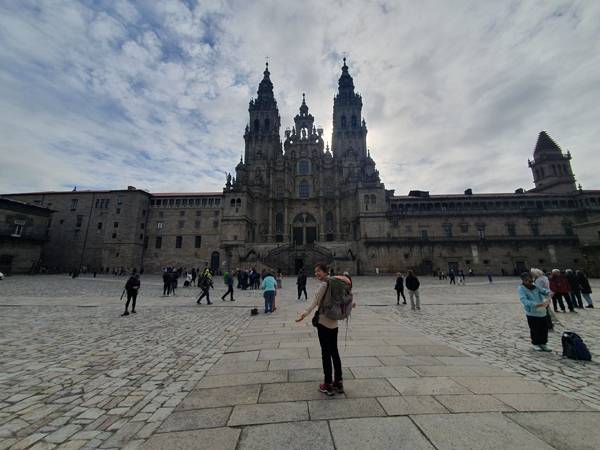 여섯 번째 순례길 공사가 끝난 후의 산티아고 대성당을 방문한 모습.