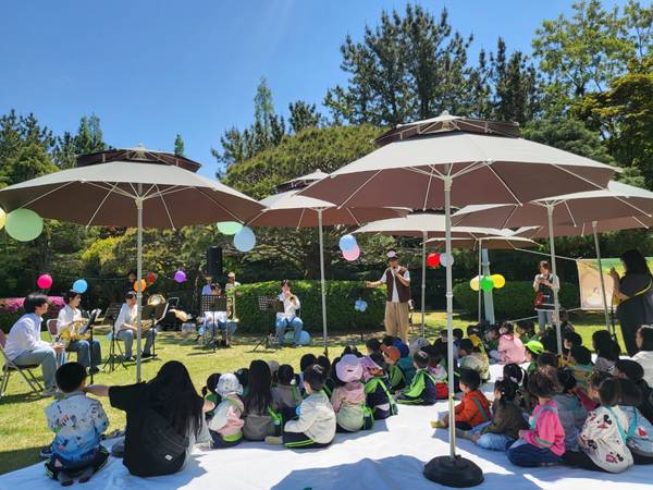 도민의 집 유아 문화예술 프로그램 '아기자기' 진행 모습. / 경남문화예술진흥원