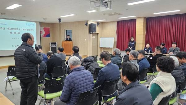 고성조선해양산업특구 계획 변경안 주민공청회가 16일 고성군 동해면복지회관에서 열리고 있다. 한 주민이 SK오션플랜트 관계자들을 향해 매각 대책에 대해 질의하고 있다. /정봉화 기자