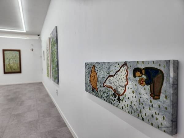 2월 14일까지 창원 '프로젝트 아이'에서 열리는 장두루 작가의 다섯 번째 개인전 중 '닭 님들 고마워요'. /류민기 기자
