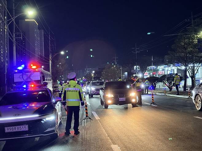 ▲ 경산경찰서는 16일, 지역 내 대표적 유흥 밀집 지역인 옥산2지구와 오렌지 골목 등 취약지역을 중심으로 '특별 합동 음주단속'을 전개했다. 경산경찰서.