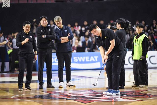 골프 미니게임을 하고 있는 조상현 감독./KBL/