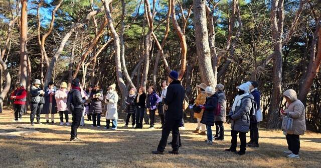 동국대 인문도시사업단이 지난달 동남산 헌강왕릉을 답사하고 있다. 동국대 제공