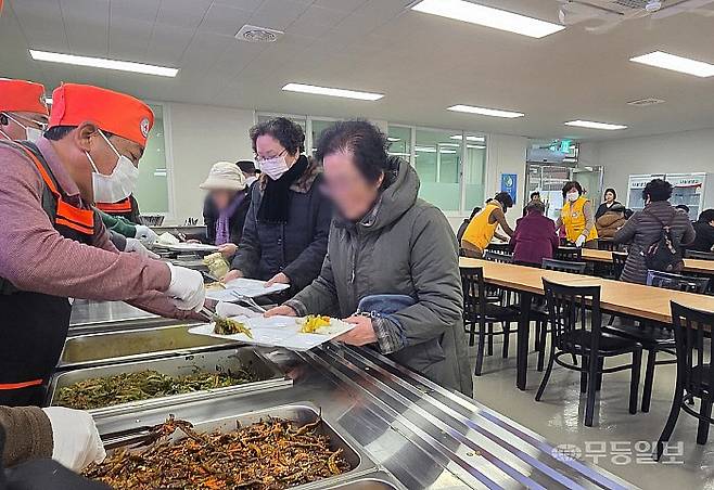 13일 오전 찾은 대한적십자사 광주·전남지사 광주봉사관이 운영하는 무료급식소에서 어르신들이 중식 배식을 받고 있다.