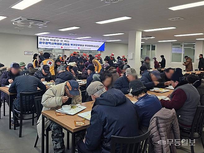 13일 오전 찾은 대한적십자사 광주·전남지사 광주봉사관이 운영하는 무료급식소에서 어르신들이 식사를 하고 있다.