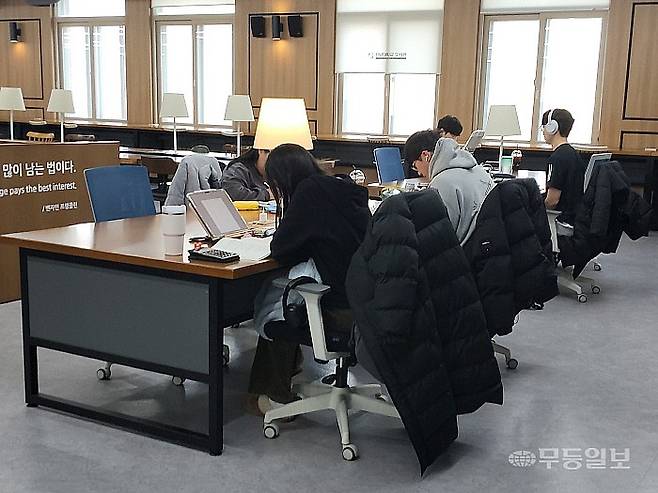 15일 오전 광주 북구 용봉동 전남대학교 중앙도서관 별관은 방학기간임에도 공부에 전념하는 학생들로 붐볐다. 강주비 기자