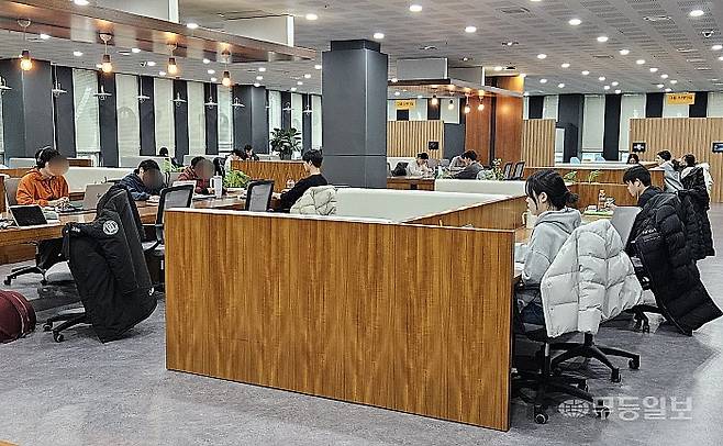 15일 오후 광주 동구 서석동 조선대학교 중앙도서관은 방학기간임에도 공부에 전념하는 학생들로 붐볐다. 강주비 기자