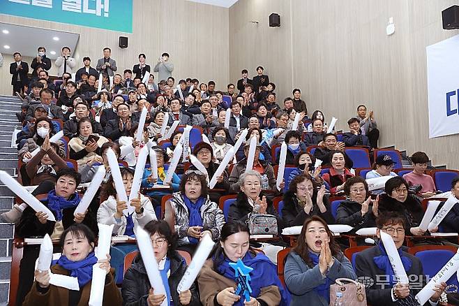 김영록 전남지사는 18일 자신의 북콘서트에서 "광주·전남의 대통합을 통해 대도약, 대부흥으로 이끌어 전례 없는 새 역사를 열어가겠다"는 각오를 밝혔다. 사진은 이날 북콘서트장을 찾은 관객들.
