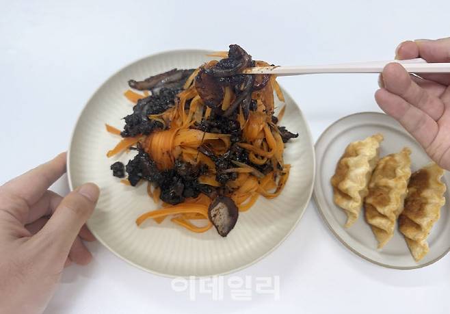 당근으로 만든 ‘짜장면’을 실제로 먹어본 모습. 당근을 면처럼 썰어 찌고, 춘장·된장·다짐육으로 만든 소스를 얹었다. (사진=한전진 기자)