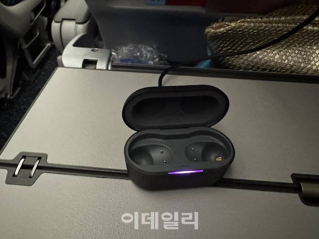 엑스붐 버즈 플러스의 플러그&와이어리스 기능 활성화를 위해 충전 케이스의 버튼을 3초 이상 누르니 보라색 불이 들어오면서 무선으로 소리를 들을 수 있었다. (사진=공지유 기자)