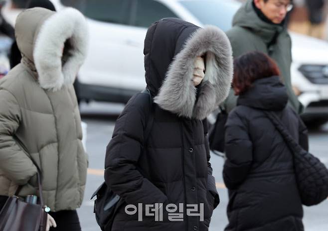 서울 아침 최저기온 영하 9도 등 전국 곳곳에 한파 특보가 내려진 지난 12일 오전 서울 종로구 세종대로사거리에서 두꺼운 옷차림의 시민들이 출근길 발걸음을 옮기고 있다.(사진=뉴시스)