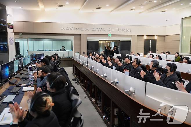 27일 대전 한국항공우주연구원 위성종합관제실에서 연구진들이 누리호 주 탑재 위성인 차세대중형위성 3호 위성 관제 작업을 수행하고 있다. (항우연 제공. 재판매 및 DB 금지) 2025.11.27/뉴스1