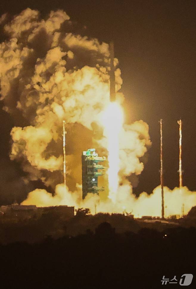 한국형 발사체 누리호(KSLV-Ⅱ)가 27일 새벽 전남 고흥군 나로우주센터에서 4차 발사를 맞아 우주로 날아오르고 있다. 2025.11.27/뉴스1 ⓒ News1 안은나 기자