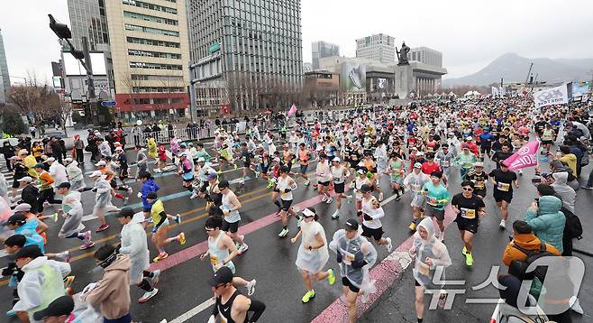 16일 오전 서울 광화문광장에서 열린 2025 서울마라톤에서 참가자들이 힘차게 출발하고 있다. 2025.3.16/뉴스1 ⓒ News1 박지혜 기자