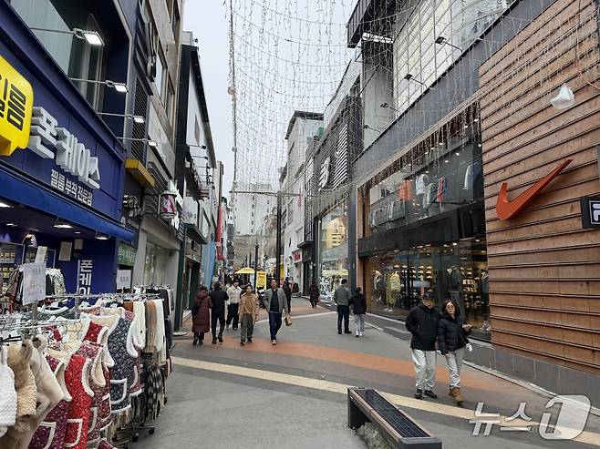 일요일인 18일 낮 강원 춘천 명동을 찾은 시민들이 거리를 걷고 있다.2026.1.18 한귀섭 기자