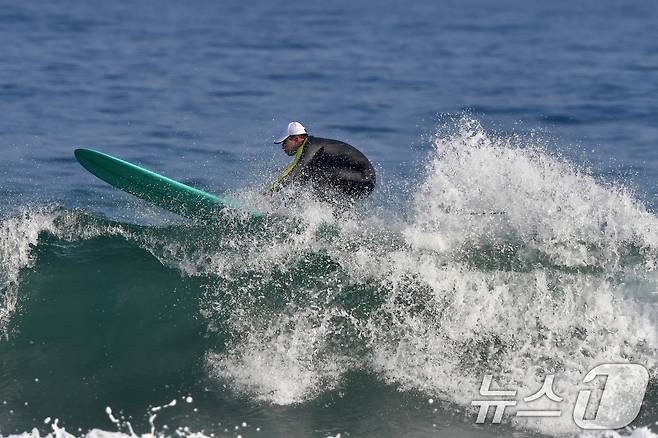 18일 경북 포항시 북구 흥해읍 용한리 해수욕장에서 서퍼들이 겨울 파도를 타고 있다. 2026.1.18/뉴스1 ⓒ News1 최창호 기자