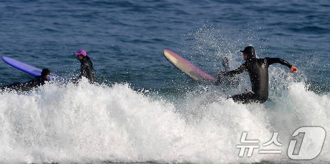18일 경북 포항시 북구 흥해읍 용한리 해수욕장에서 서퍼들이 겨울 파도 속으로 사라지고 있다. 2026.1.18/뉴스1 ⓒ News1 최창호 기자