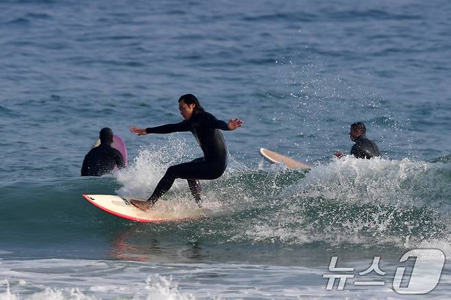 18일 경북 포항시 북구 흥해읍 용한리 해수욕장에서 서퍼들이 겨울 파도를 타고 있다. 2026.1.18/뉴스1 ⓒ News1 최창호 기자