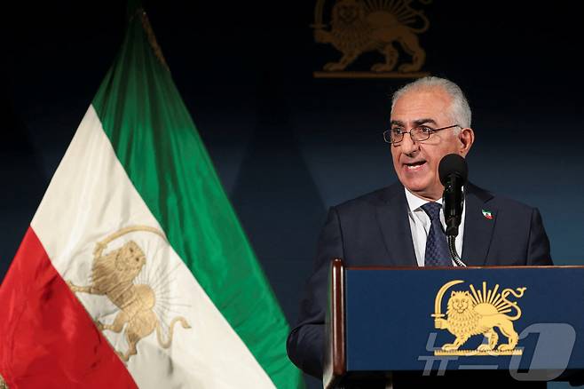 이란 팔레비 왕조의 ‘마지막 왕세자’ 레자 팔레비가 16일(현지시간) 미국 워싱턴D.C.에서 열린 기자회견에서 발언하고 있다. ⓒ 로이터=뉴스1 ⓒ News1 이창규 기자