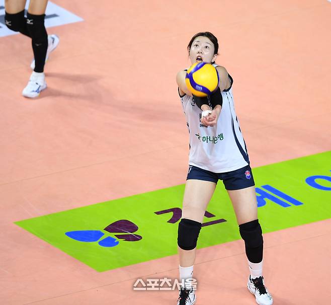 도로공사 강소휘가 지난 12월 3일 인천 삼산월드체육관에서 열린 2025~2026 V-리그 흥국생명과 경기에서 볼을 살리고 있다.  2025. 12. 3. 삼산 | 최승섭기자 thunder@sportsseoul.com