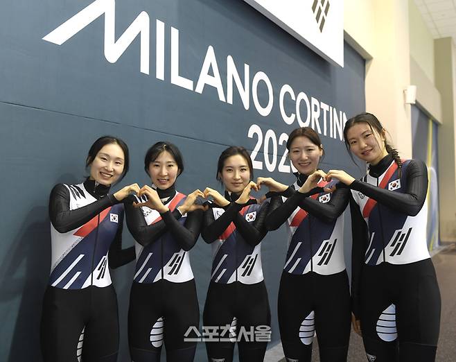 최민정, 이소연, 김길리, 노도희, 심석희(왼쪽부터)가 7일 진천 국가대표선수촌에서 훈련 후 포즈를 취하고 있다. 진천 | 최승섭기자 thunder@sportsseoul.com