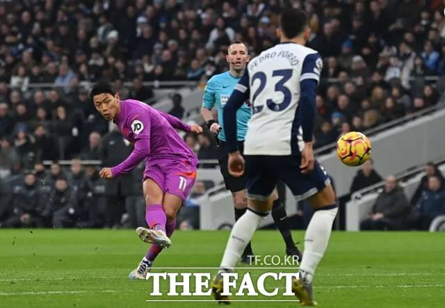 한 외신 매체가 울버햄튼 황희찬의 이적설을 보도했다. 사진은 황희찬(맨 왼쪽)이 지난해 12월 30일 토트넘과 2024~2025 EPL 19라운드 원정경기 전반 7분 강력한 오른발 슛으로 선제골을 기록하고 있다. /EPL