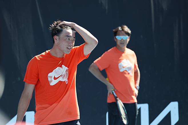 웡의 훈련을 임규태 코치가 뒤에서 지켜보고 있다.