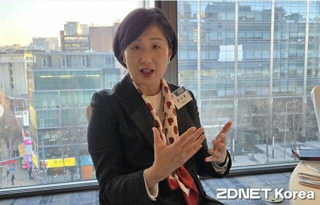 문수복 한국정보과학회장이 학회 신년회가 열린 지난 8일 포시즌스 호텔에서 지디넷코리아와 인터뷰를 하고 있다. 문 회장은 학회 53년 역사상 첫 여성 회장이다.