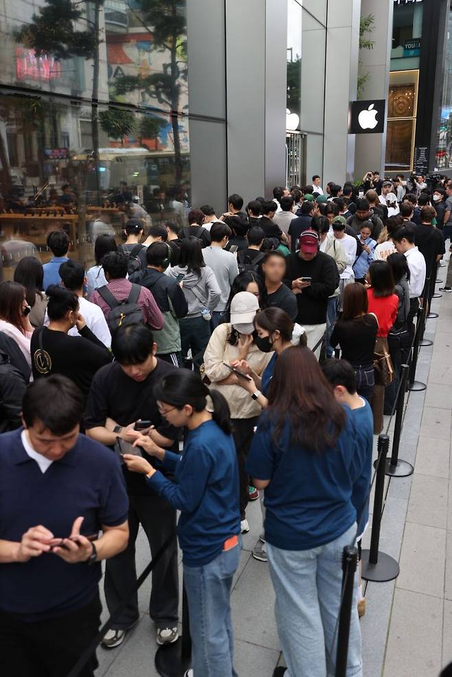 지난 9월 애플의 신제품 아이폰17을 구매하려는 시민들이 줄을 서 있다(기사 이해를 돕기 위한 사진으로 기사 내용과 무관). 연합뉴스